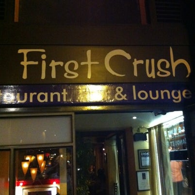 รูปภาพถ่ายที่ First Crush Restaurant &amp; Wine Bar โดย Mike C. เมื่อ 7/21/2012