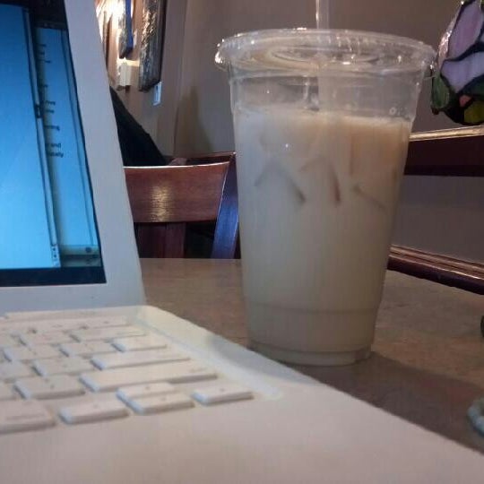 Foto tirada no(a) Badger Brothers Coffee &amp; Internet Cafe por Leanne R. em 7/27/2012
