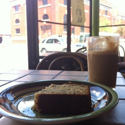 Great coffee, yummy banana bread, cash-only.
