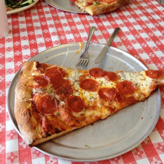 Das Foto wurde bei Two Guys Pizzeria von Topher M. am 6/22/2012 aufgenommen