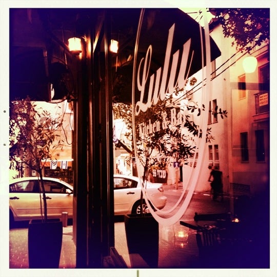 รูปภาพถ่ายที่ Lulu - Kitchen &amp; Bar โดย Eli G. เมื่อ 6/18/2012