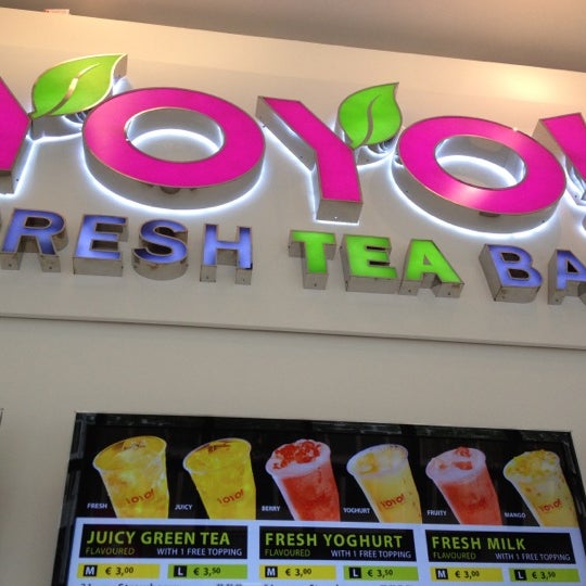 Photo taken at YoYo! Fresh Tea Bar by Jayson L. on 8/1/2012