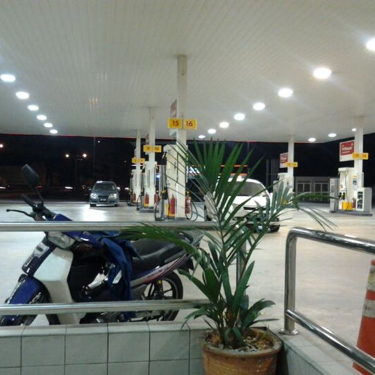Photo taken at Shell by Zulfadzlie A. on 5/28/2012