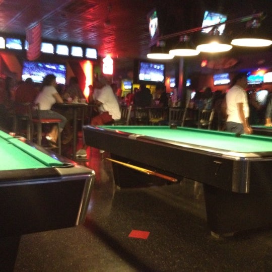 รูปภาพถ่ายที่ Peabody&#39;s Restaurant. Bar &amp; Billiards โดย Kiran K. เมื่อ 6/30/2012