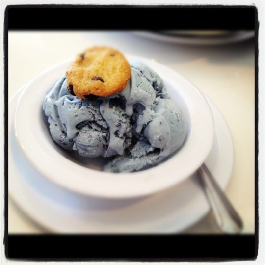 Das Foto wurde bei Knudsen&#39;s Ice Creamery von Ana M. am 7/22/2012 aufgenommen