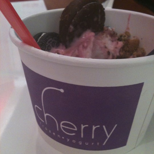 Das Foto wurde bei Cherry Frozen Yogurt von Steph Marie A. am 7/16/2012 aufgenommen