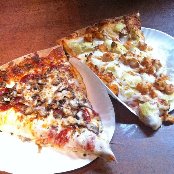 2/20/2012にJulian F.がSeniore&#39;s Pizzaで撮った写真
