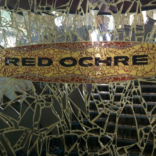 รูปภาพถ่ายที่ Red Ochre Barrel and Grill โดย Cameron F. เมื่อ 3/29/2012
