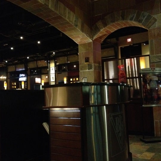Снимок сделан в BJ&#39;s Restaurant &amp; Brewhouse пользователем Josh F. 3/16/2012