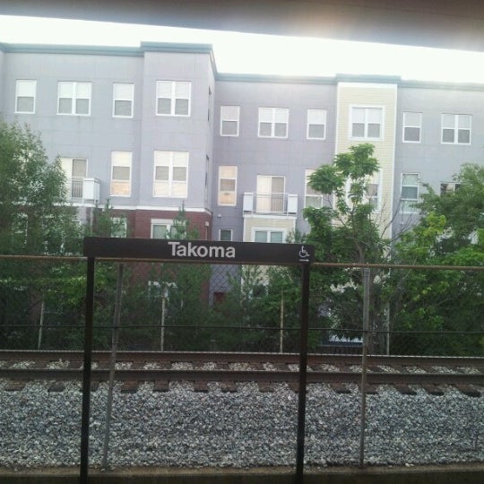 รูปภาพถ่ายที่ Takoma Metro Station โดย Matthew M. เมื่อ 8/29/2012
