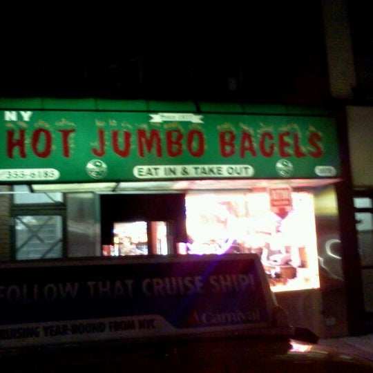 Foto diambil di NY Jumbo Bagels oleh Julio R. pada 6/1/2012