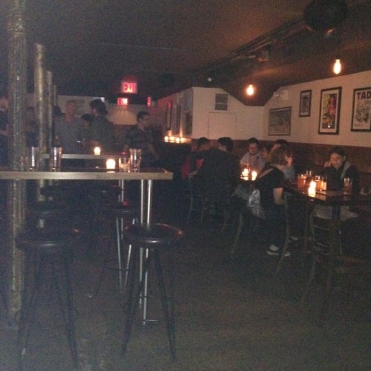 รูปภาพถ่ายที่ Idle Hands Bar โดย Jamie R. เมื่อ 5/19/2012
