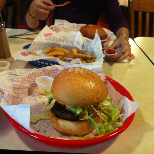 Photo taken at Fuddruckers by Edson B. on 7/9/2012