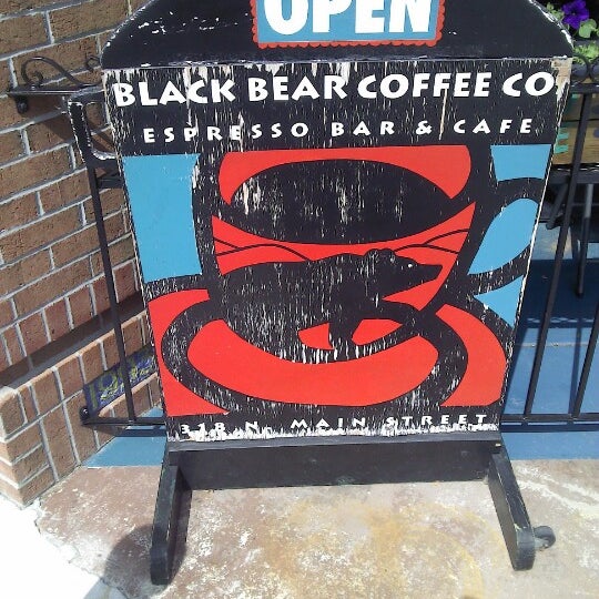 Foto tomada en Black Bear Coffee Co  por Fred L. el 8/16/2012