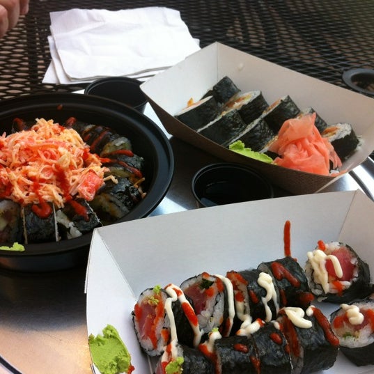 รูปภาพถ่ายที่ Rollbotto Sushi โดย Ashley เมื่อ 2/2/2012