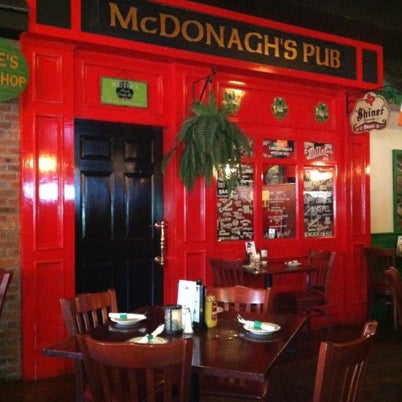 รูปภาพถ่ายที่ McDonagh&#39;s Pub โดย Larry F. เมื่อ 7/24/2012