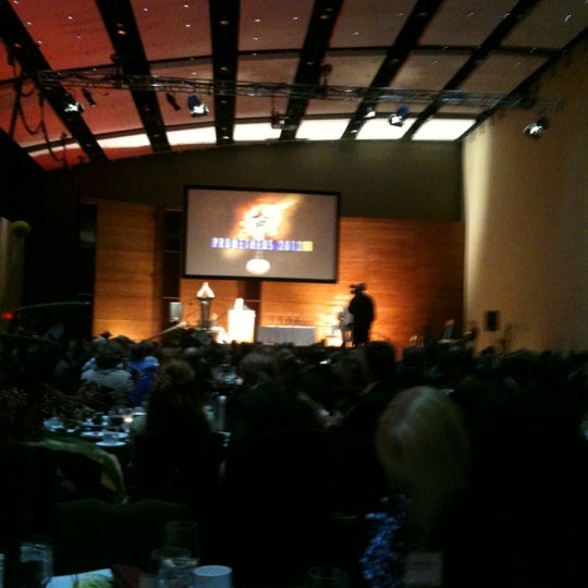รูปภาพถ่ายที่ Community Choice Credit Union Convention Center โดย Jon T. เมื่อ 4/12/2012