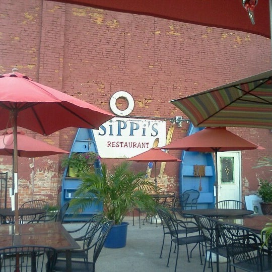 Photo taken at Sippi&#39;s American Grill &amp; Craft Beer by Kris V. on 8/3/2012