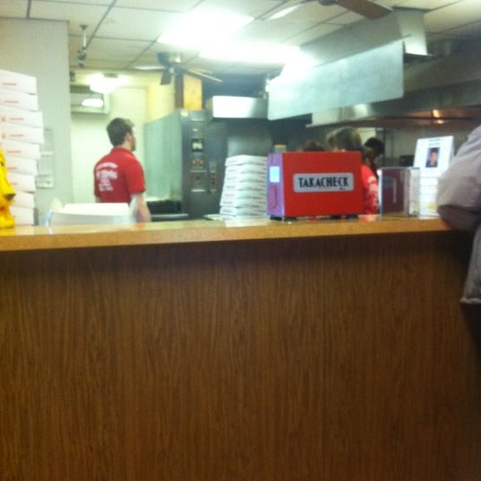 Снимок сделан в DiCarlo&#39;s Pizza пользователем Nicole C. 2/11/2012
