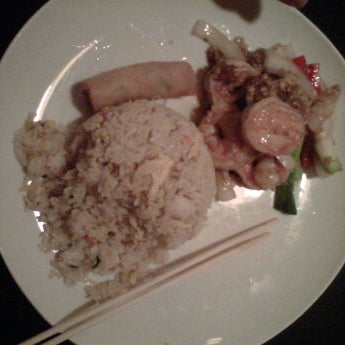 Photo taken at Nigiri Sushi Bar &amp; Restaurant by Frank on 3/16/2012