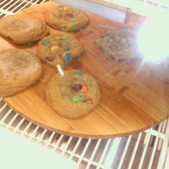 Foto tirada no(a) Hot Box Cookies por Bobby E. em 3/3/2012