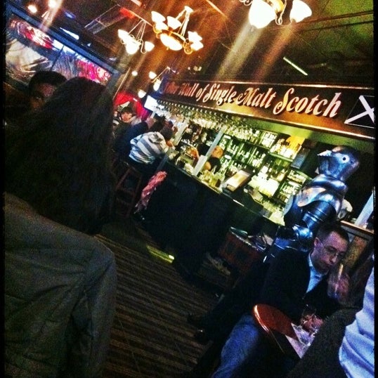 3/25/2012にLindsay M.がThe Highlander Pubで撮った写真