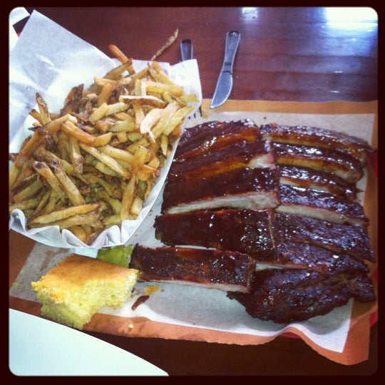 รูปภาพถ่ายที่ Black Hog BBQ โดย Amanda Q. เมื่อ 8/14/2012