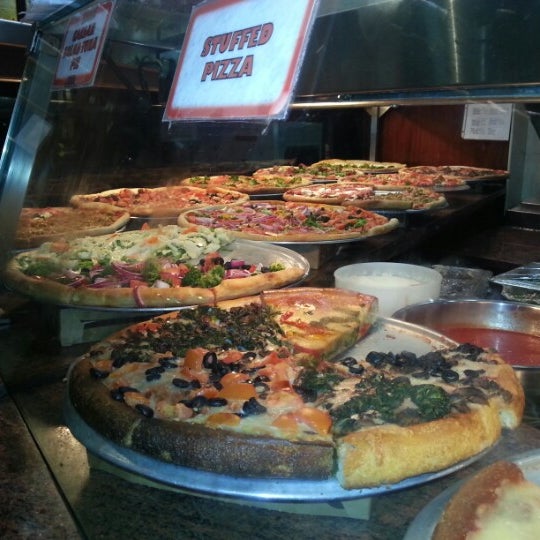 รูปภาพถ่ายที่ Bravo Pizza โดย Nadiv S. เมื่อ 8/1/2012