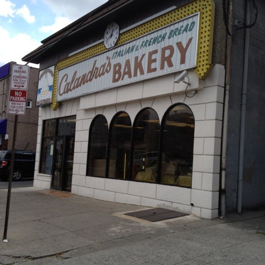 รูปภาพถ่ายที่ Calandra&#39;s Bakery โดย Junior D. เมื่อ 4/10/2012