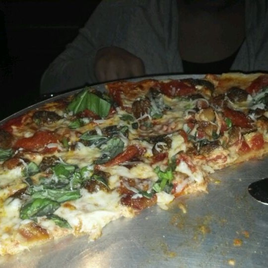 Foto diambil di Bad Horse Pizza oleh Alandis B. pada 3/25/2012