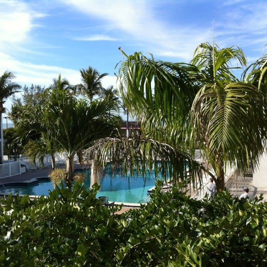 Снимок сделан в The Beachcomber Beach Resort Hotel пользователем Donnie D. 2/14/2012