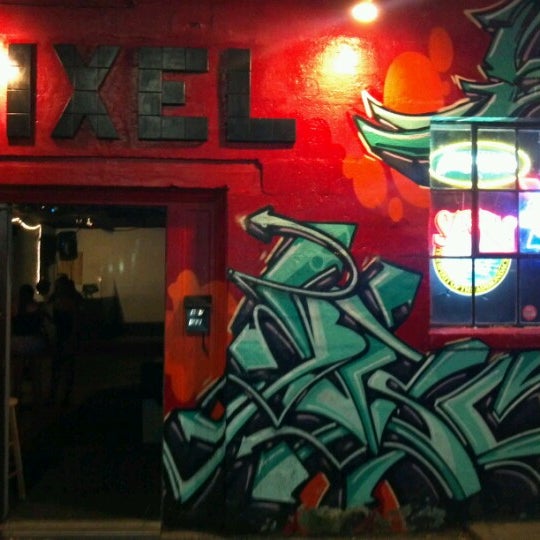 รูปภาพถ่ายที่ Pixel Lounge โดย Chris R. เมื่อ 8/22/2012