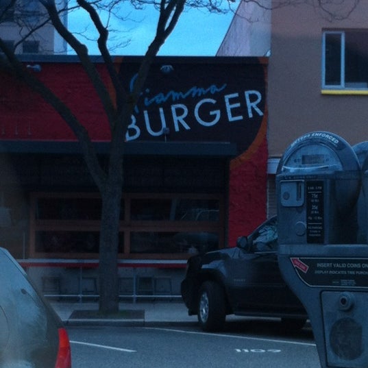 3/28/2012 tarihinde Gab B.ziyaretçi tarafından Fiamma Burger'de çekilen fotoğraf