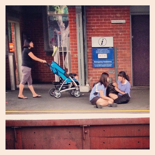 Ivanhoe Station Rail Station