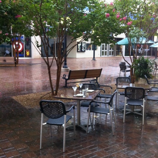 รูปภาพถ่ายที่ 101 Restaurant โดย George B. เมื่อ 7/22/2012