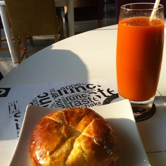 Si quieres desayunar algo ligero pide un pan relleno de queso crema con un jugo natural (zanahoria / toronja / naranja)