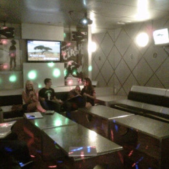8/25/2012 tarihinde Stefanie D.ziyaretçi tarafından Chorus Karaoke &amp; Lounge'de çekilen fotoğraf