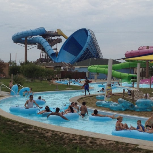 Das Foto wurde bei Raging Waves Waterpark von Diane S. am 8/2/2012 aufgenommen