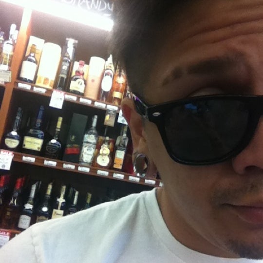 Foto tomada en Lake Wine &amp; Spirits  por KAI M. el 5/11/2012