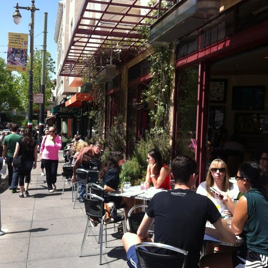 รูปภาพถ่ายที่ Caffe DeLucchi โดย Ania W. เมื่อ 4/28/2012