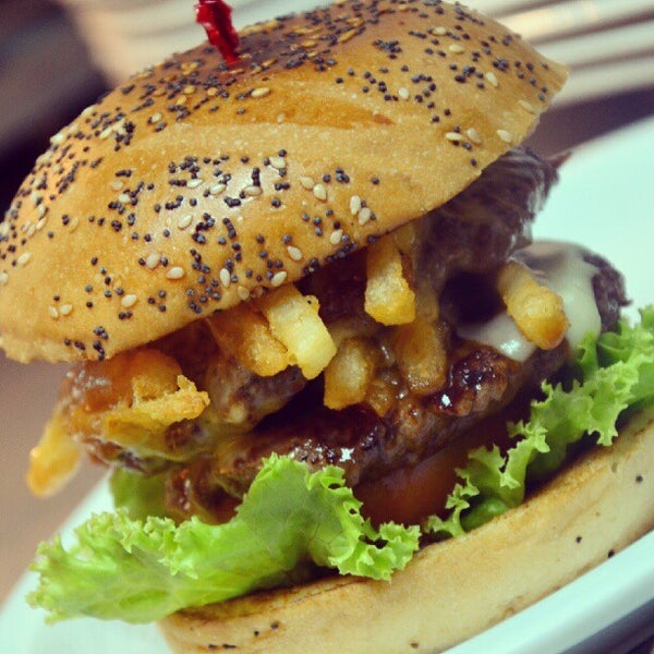 รูปภาพถ่ายที่ Mustard&#39;s Burger Shop &amp; Grill โดย Bona S.A. เมื่อ 9/9/2012