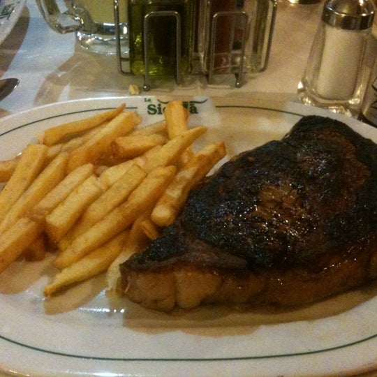 Foto diambil di La Siesta Restaurant Bar oleh Marco S. pada 4/26/2012