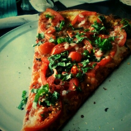 Das Foto wurde bei Russo&#39;s New York Pizzeria von Athena A. am 8/9/2012 aufgenommen