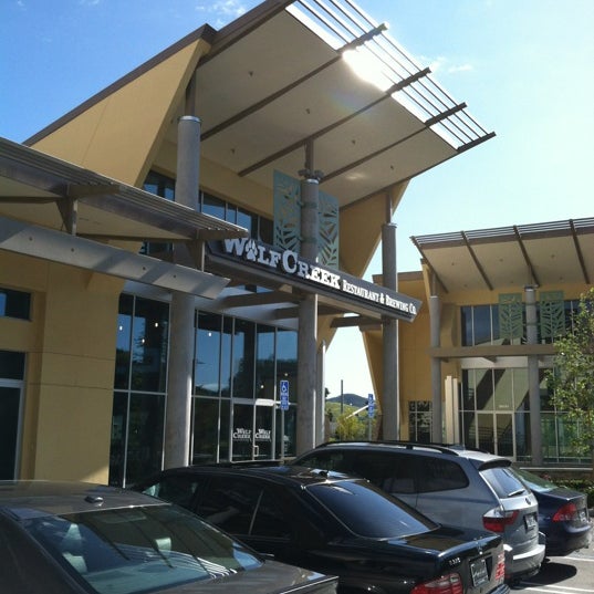 รูปภาพถ่ายที่ Wolf Creek Restaurant &amp; Brewing Co. โดย Gary C. เมื่อ 4/14/2012