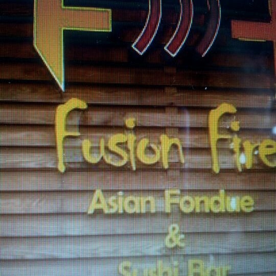 Foto tirada no(a) Fusion Fire Asian Fondue &amp; Sushi Bar por ღAnnettღ S. em 3/4/2012