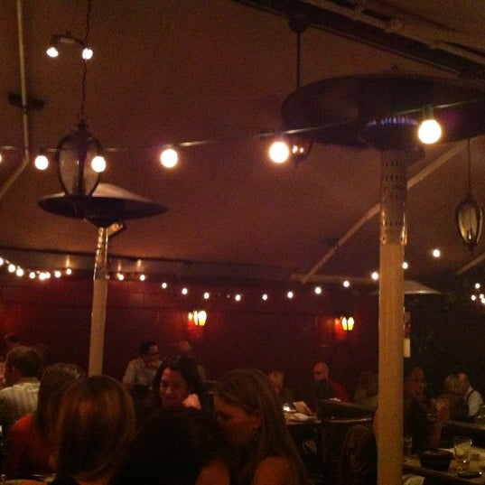 4/28/2012にRyan R.がIsa Restaurantで撮った写真