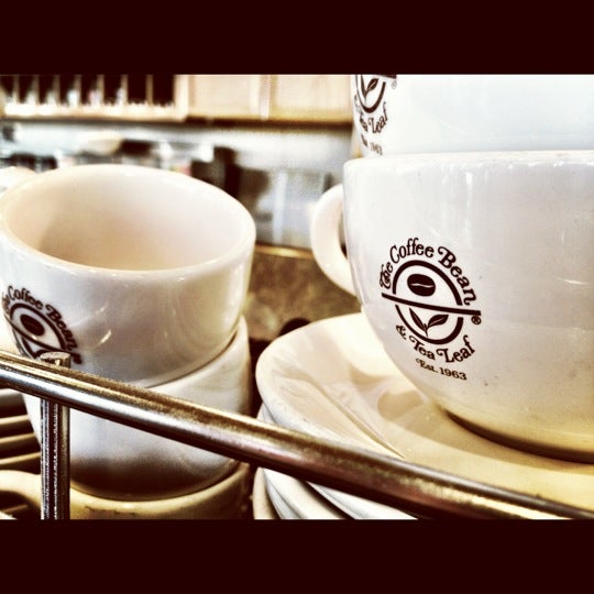 Foto diambil di The Coffee Bean &amp; Tea Leaf oleh Jeff D. pada 3/16/2012