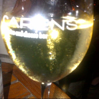Foto tirada no(a) Caren&#39;s Wine &amp; Cheese Bar por Kelly B. em 7/13/2012