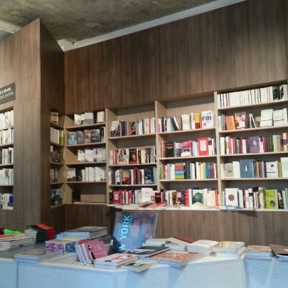 Foto scattata a ocelot, not just another bookstore da Blogger s. il 7/28/2012