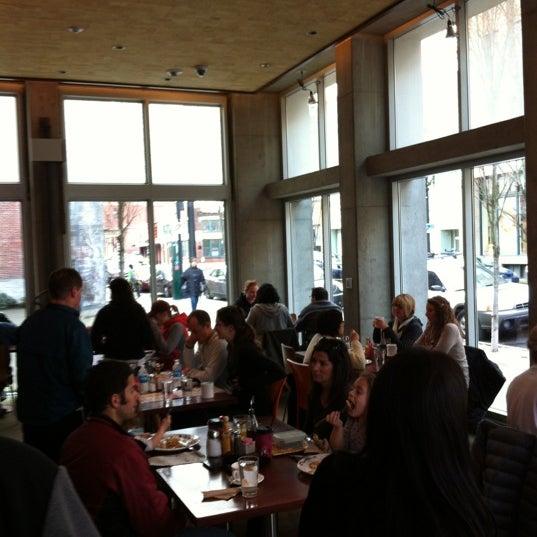 รูปภาพถ่ายที่ Isabel Restaurant โดย Alex A. เมื่อ 3/18/2012